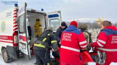 ДСНС допомогла “швидкій” на Харківщині підняти пораненого сніговим схилом