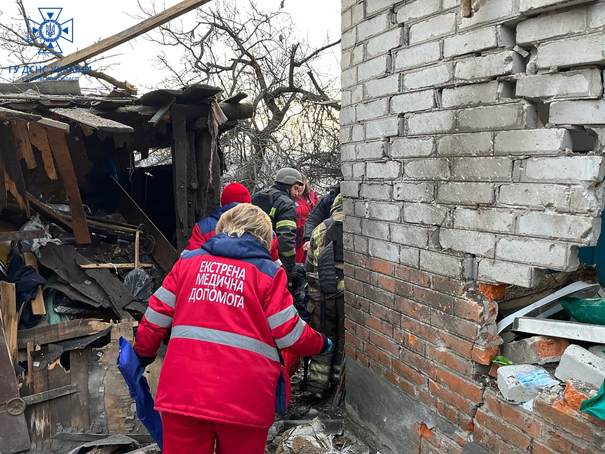 Спасатели и "скорая" транспортируют раненого в Купянске 2
