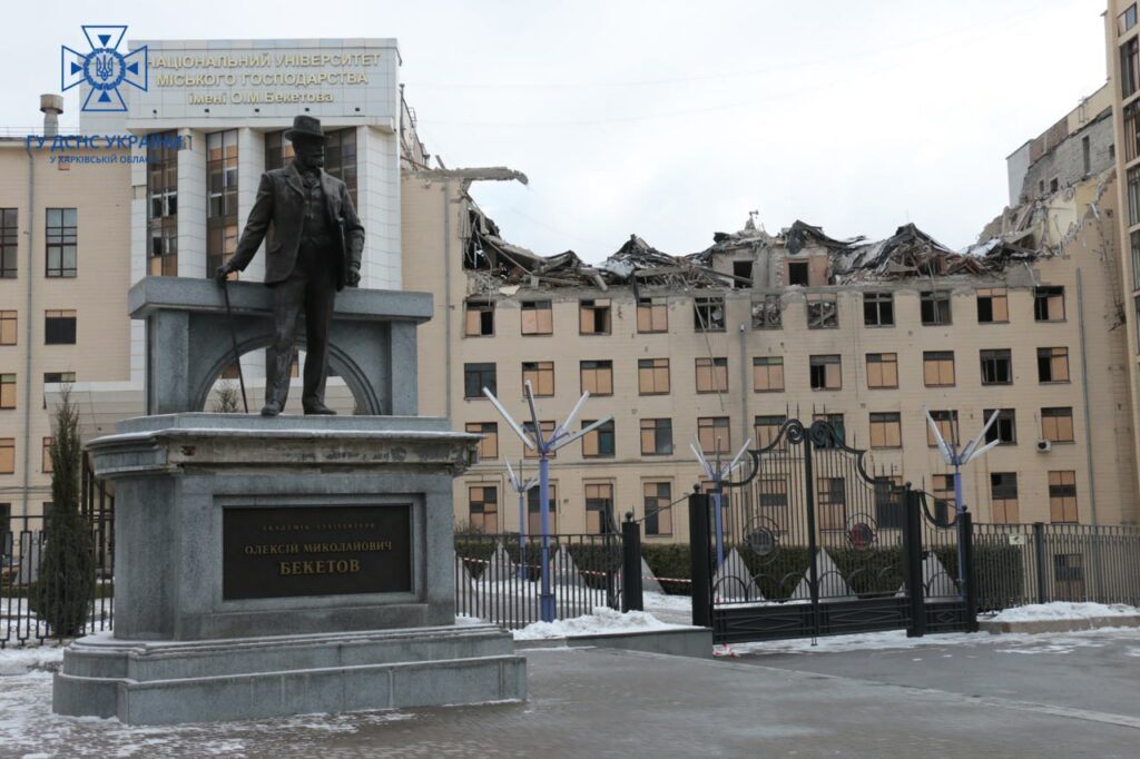 Як у Харкові розбирають завали зруйнованого ракетою вишу (фото, відео)