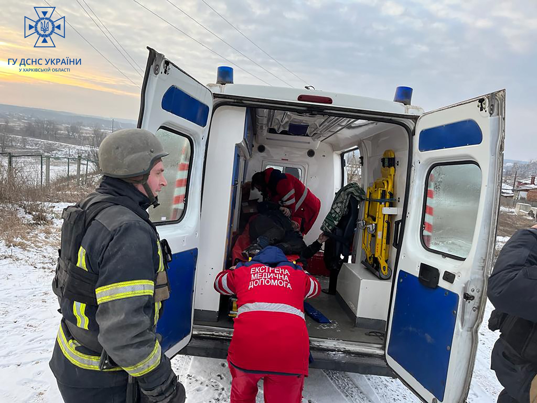 Рятувальники та "швидка" транспортують пораненого у Куп'янську 3