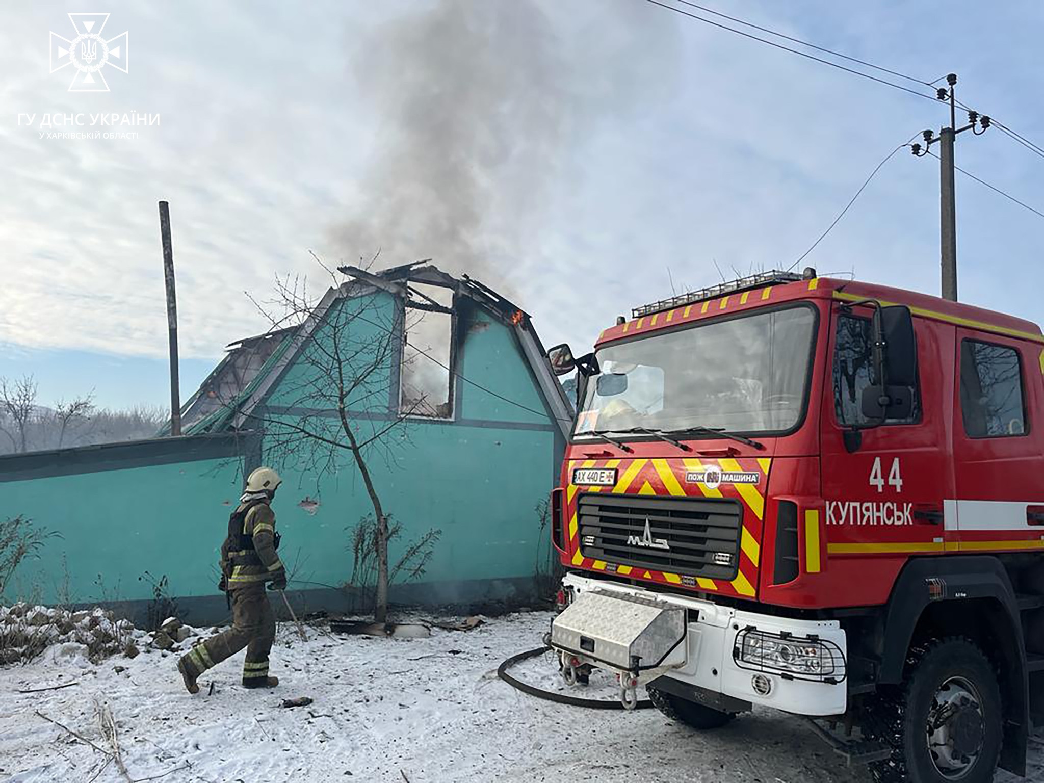 В Купянске армия РФ ударила по домовладению: бойцы ГСЧС тушили пожар (фото)