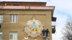 С фасада дома на ХТЗ убрали советский орден с изображением Кремля (фото)
