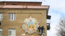 З фасаду будинку на ХТЗ прибрали радянський орден із зображенням Кремля (фото)