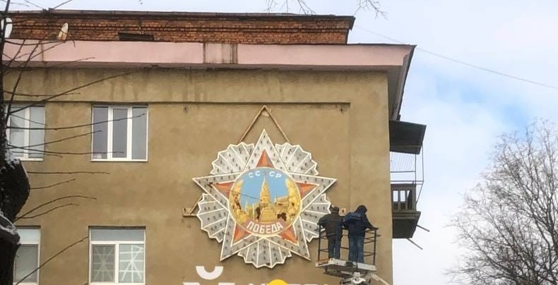 С фасада дома на ХТЗ убрали советский орден с изображением Кремля (фото)