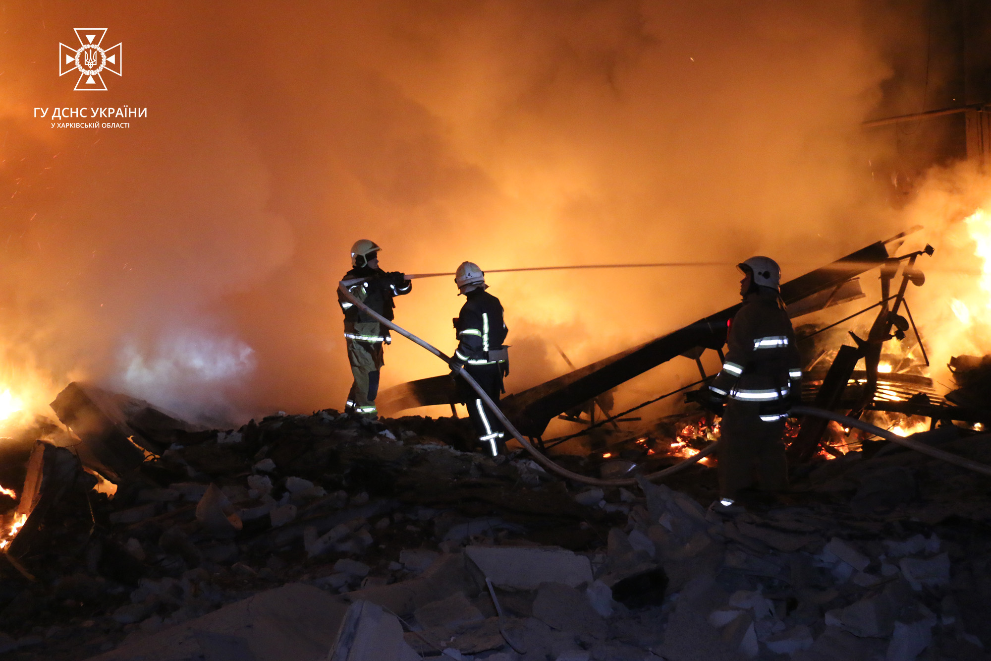 Ракетный удар по Харькову: ГСЧС сообщила о масштабном пожаре (фото)