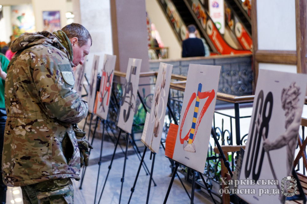 “Хронологія війни”: у Харкові відкрилася виставка робіт Стремоусова (фото)