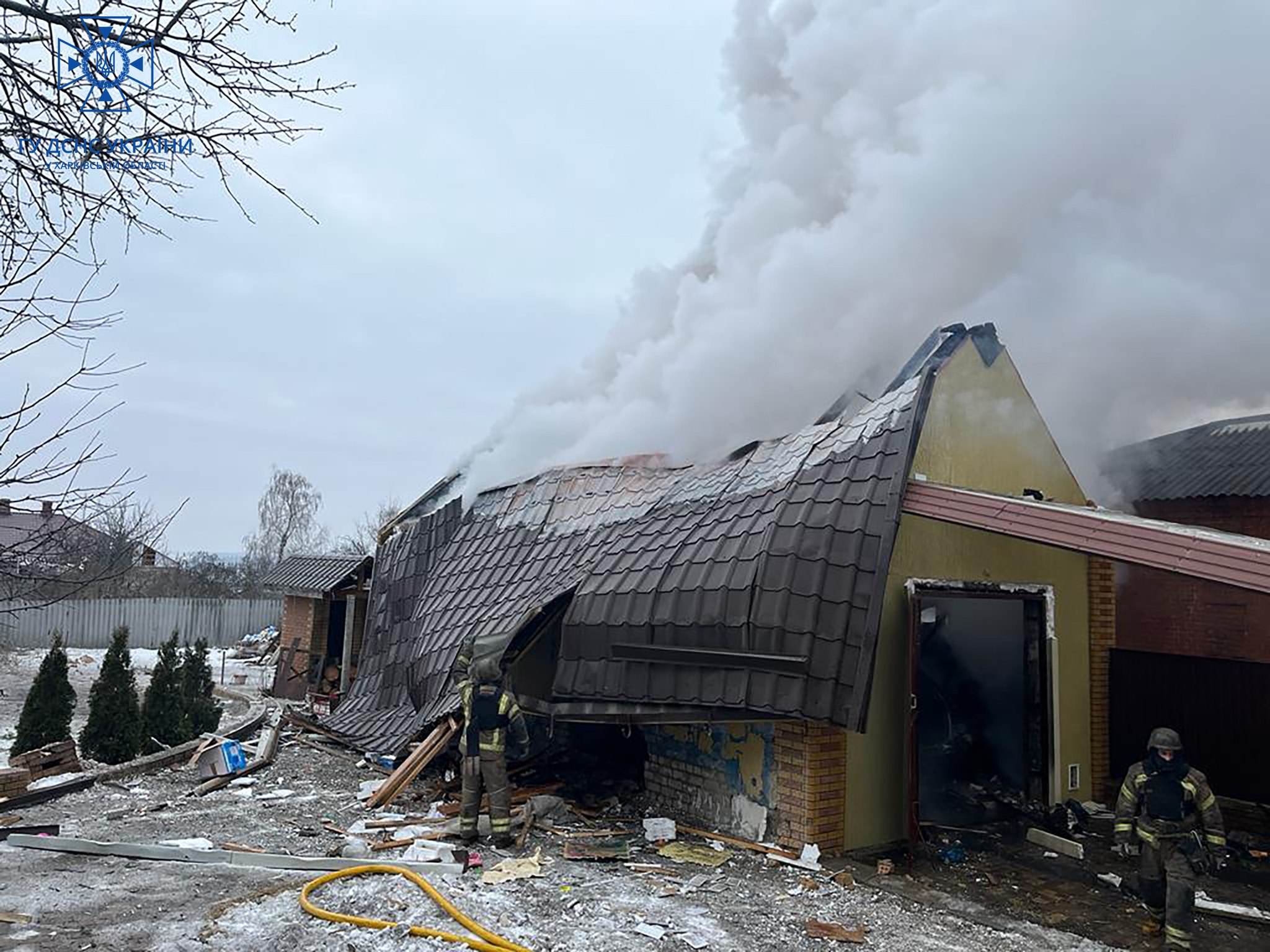В ГСЧС рассказали, как тушили пожар в Купянске вследствие артобстрела (фото)