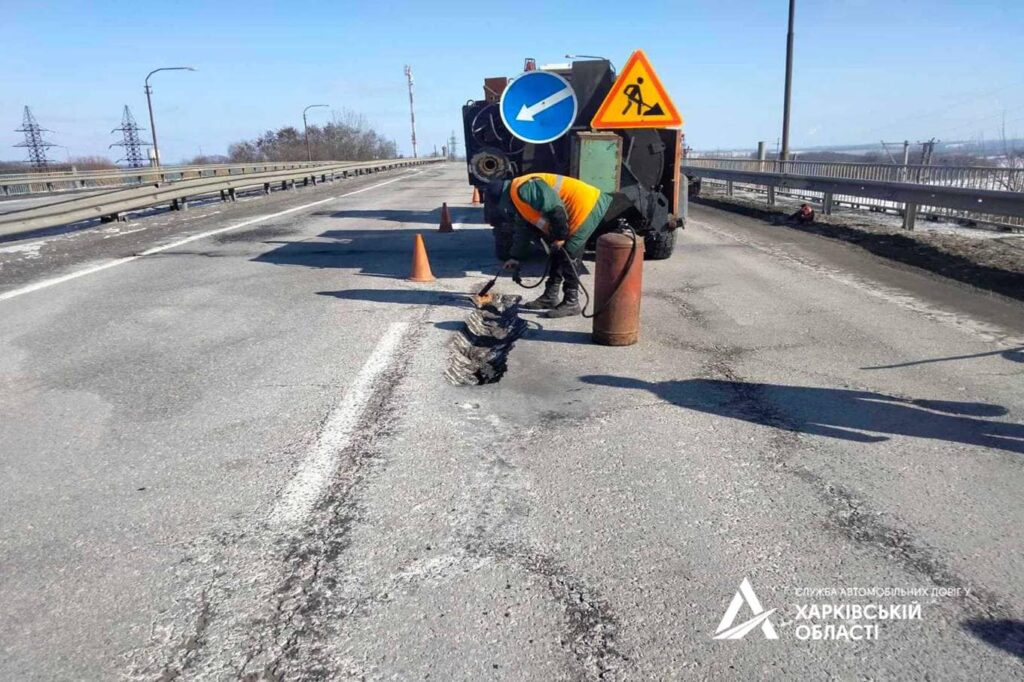 Дорожники Харківщини взялися латати ями після зими (фото)