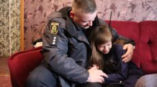 Врятована з-під завалів на Харківщині дівчинка зустріла свого рятівника