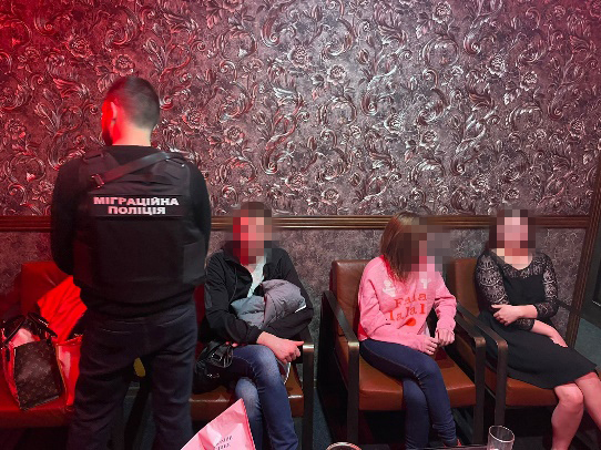 Не массаж: полиция «на горячем» накрыла бордель в Харькове (фото, видео)
