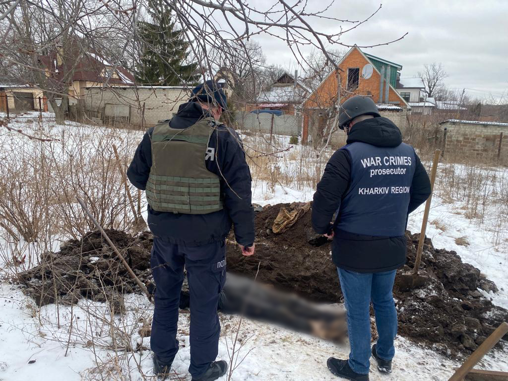 У селищі під Харковом ексгумували тіло пенсіонера, який потрапив під обстріл