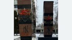 Радянську символіку за “Солдатом” на Павловому Полі пофарбували в червоний