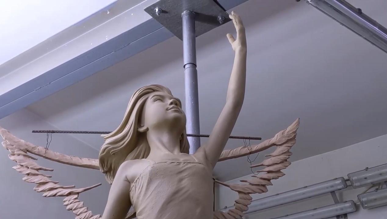 Ангелы с обгоревшими крыльями: в Харькове создают памятник детям-жертвам РФ