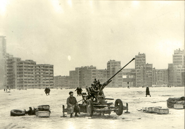 Советские войска в Харькове в феврале 1943 года - площадь Дзержинского