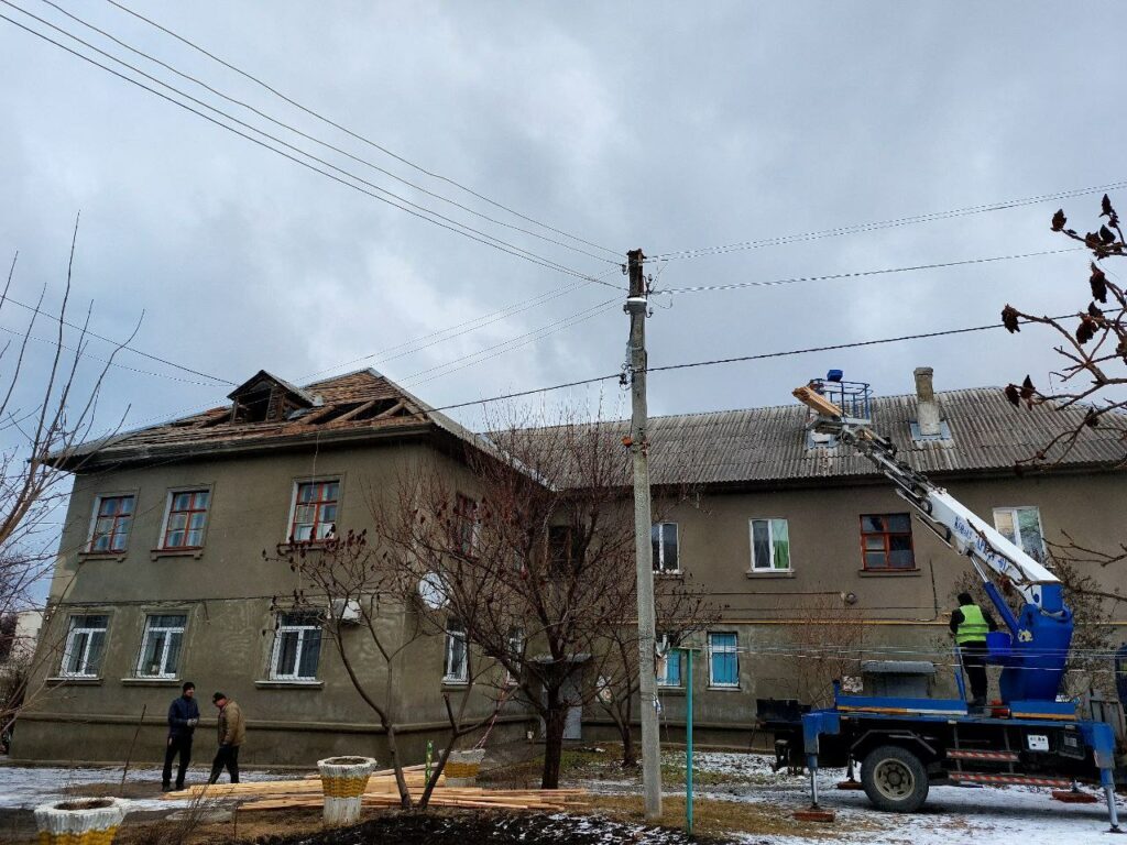 В Харькове восстанавливают разрушенные при обстреле кровли жилых домов