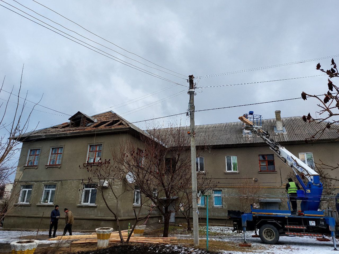 У Харкові відновлюють зруйновані під час обстрілів покрівлі житлових будинків