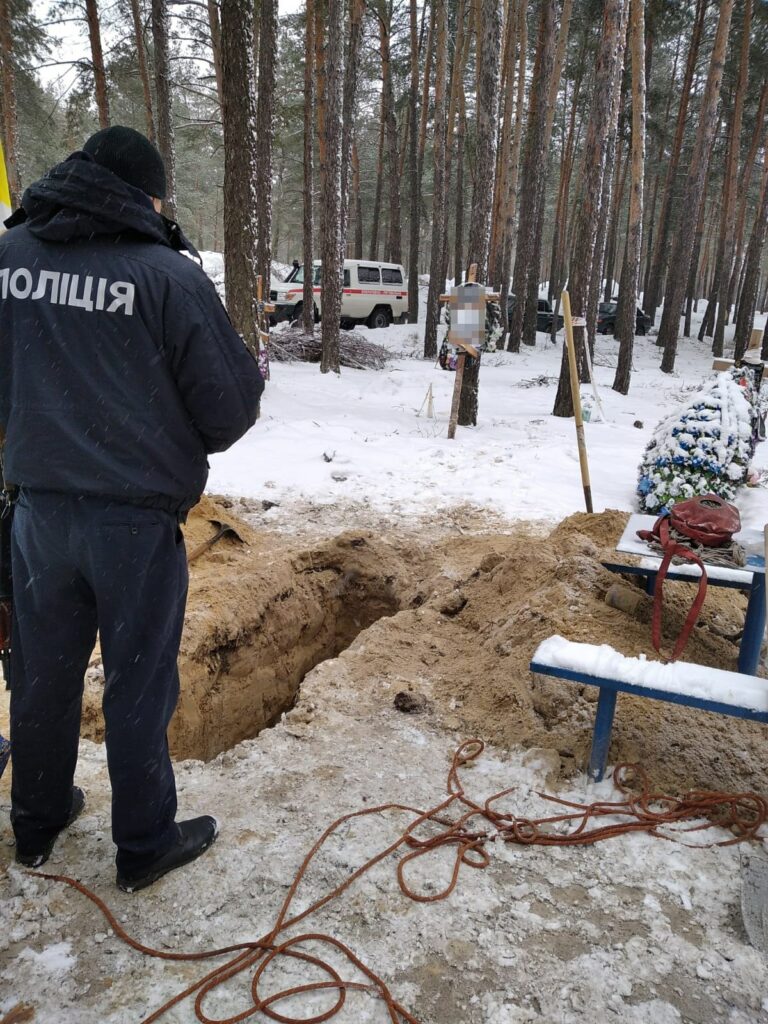 Потрапив під обстріл. На Харківщині в Ізюмі ексгумували тіло чоловіка