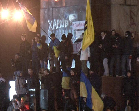 Харьков 22 февраля 2014 года - евромайдановцы у памятника Ленину