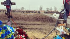«Кресты скрепили связкой». В Харькове рядом похоронили погибших альпинистов