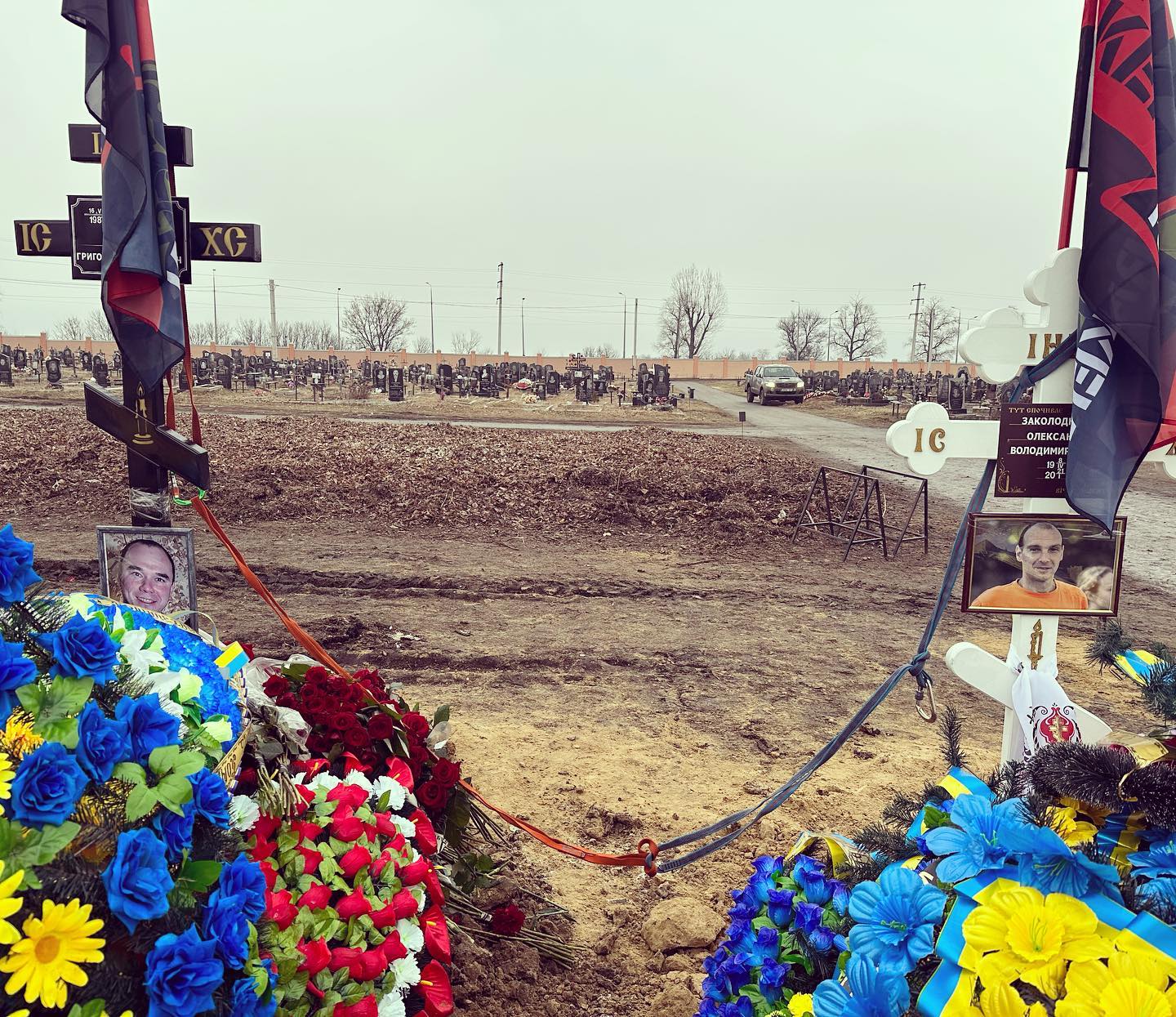 «Кресты скрепили связкой». В Харькове рядом похоронили погибших альпинистов