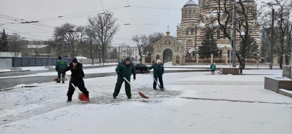 Снег в Харькове: улицы расчищают более 2000 коммунальщиков (фото)