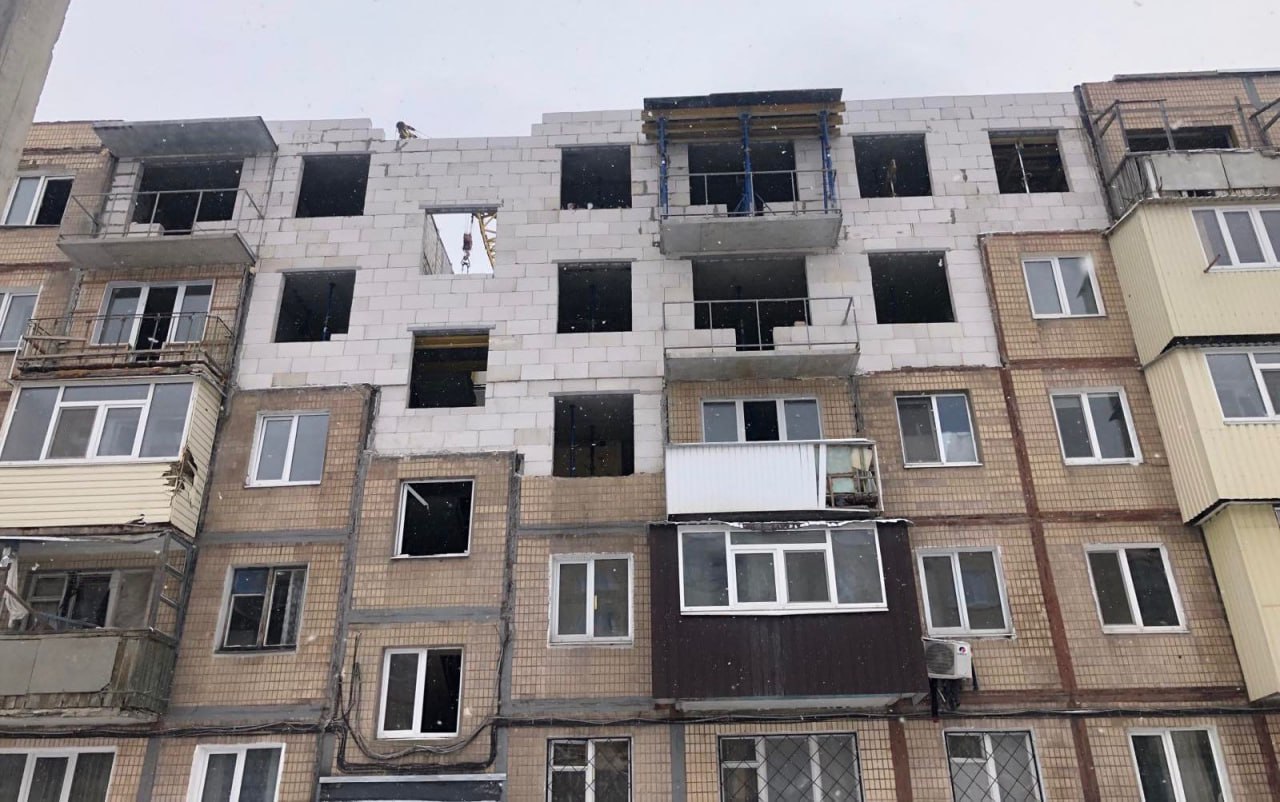 В Харькове отстроили три этажа разрушенной обстрелом пятиэтажки (фото)