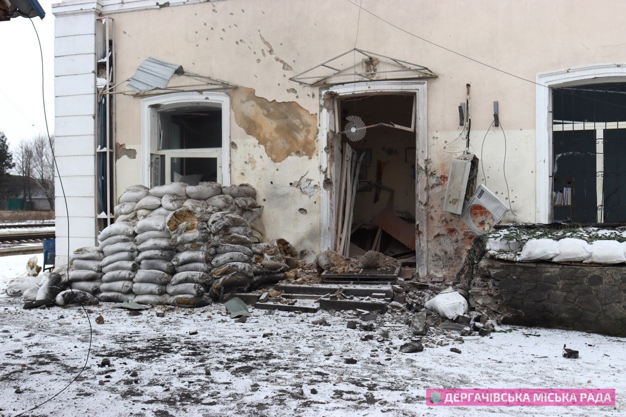 Вокзал, будинки та гуманітарний штаб обстріляні в селищі Козача Лопань (фото)