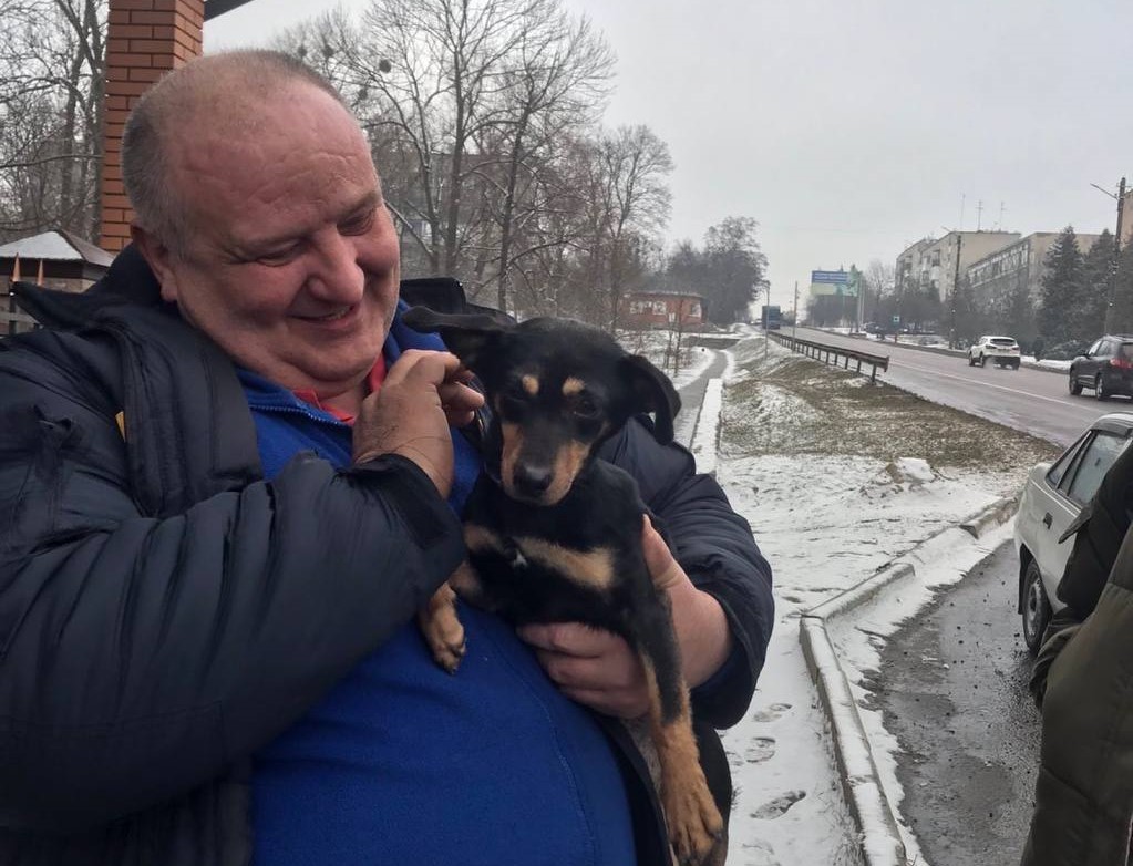 Боец ГСЧС, спасавший харьковчан, приютил таксу из горячей точки на Донетчине