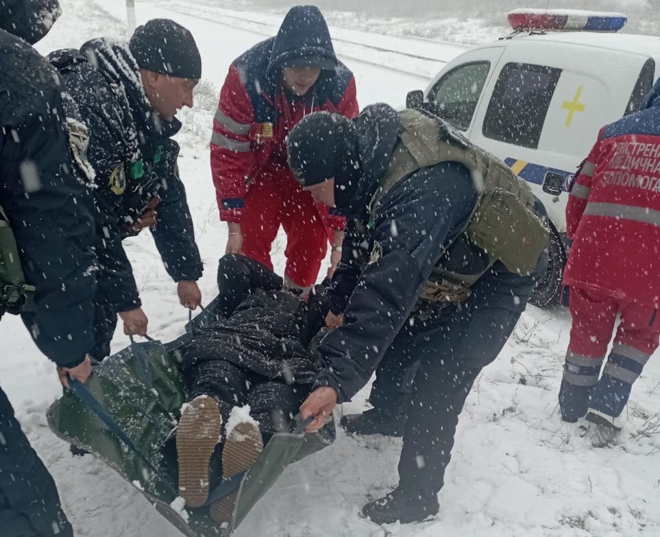 На Куп’янщині врятували літню жінку, яка з травмою лежала на морозі (фото)