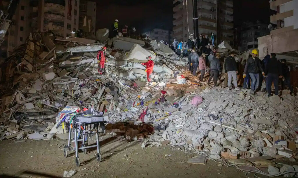 Землетрясение в Турции: из-под завалов через сутки спасли ребенка и женщину