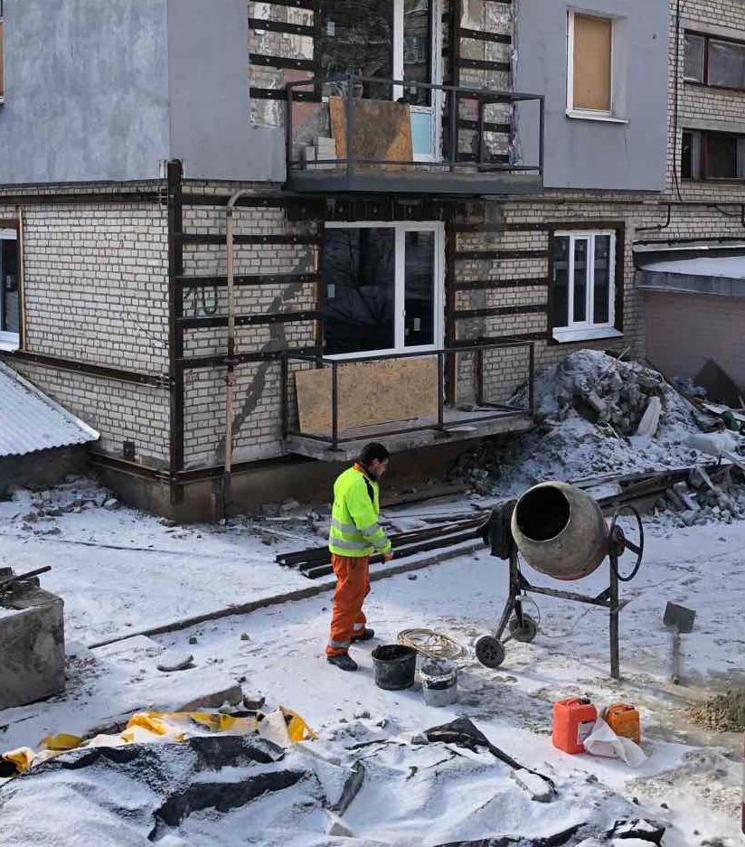 У Харкові відновлюють після обстрілу житловий будинок у районі Кулиничів