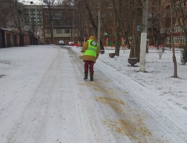 Ожеледиця в Харкові: пісок із сіллю розкидали поряд із 4604 будинками – мерія