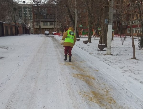 В Харькове песок с солью от гололеда разбросали рядом с 4604 домами — мэрия