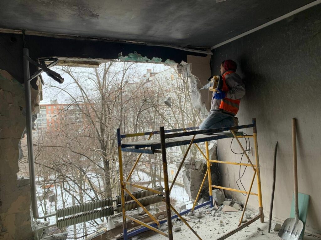 На Салтовке восстанавливают дом, пострадавший от прямого «прилета» (фото)