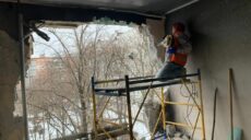 На Салтівці відновлюють будинок, який постраждав від прямого “прильоту” (фото)