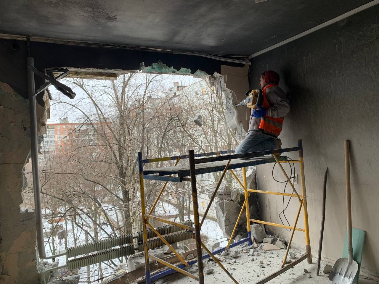 На Салтівці відновлюють будинок, який постраждав від прямого “прильоту” (фото)