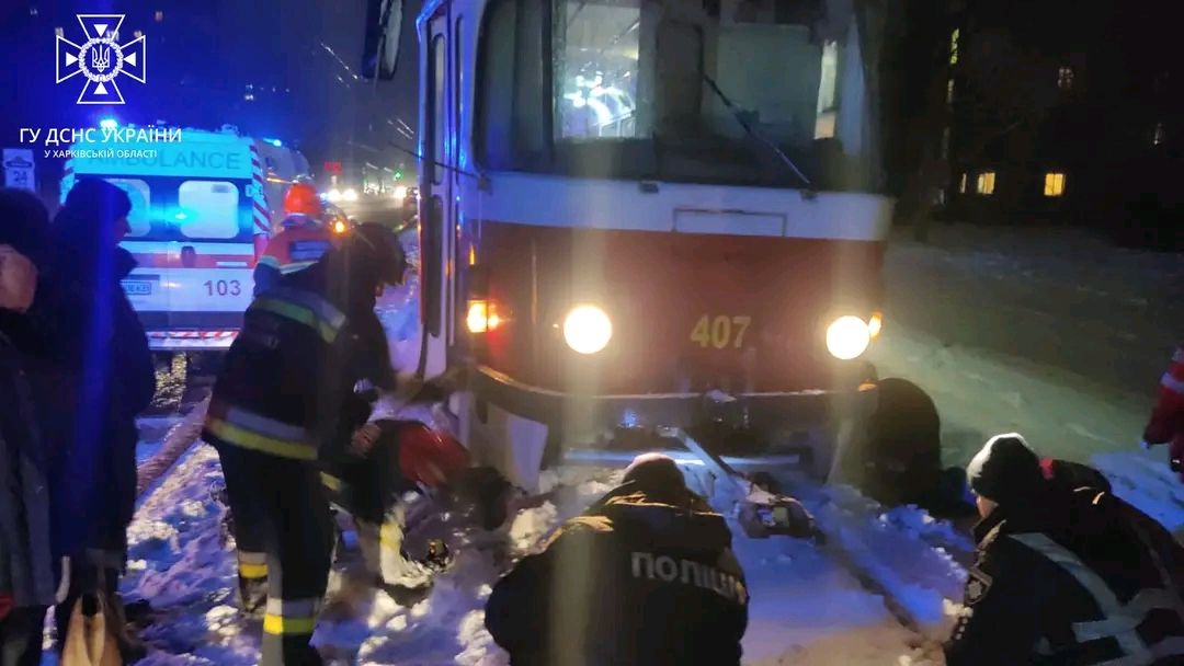 В Харькове 36-летний мужчина попал под трамвай. Доставали спасатели (видео)