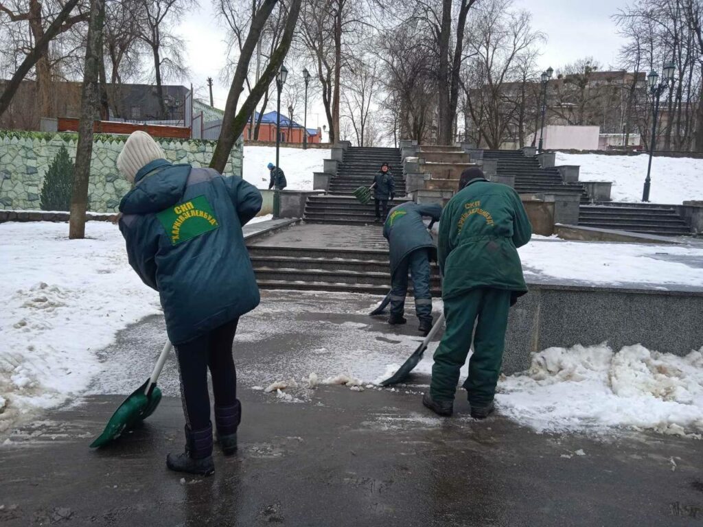 В Харькове убирают снег: работают больше 2000 человек (фото)