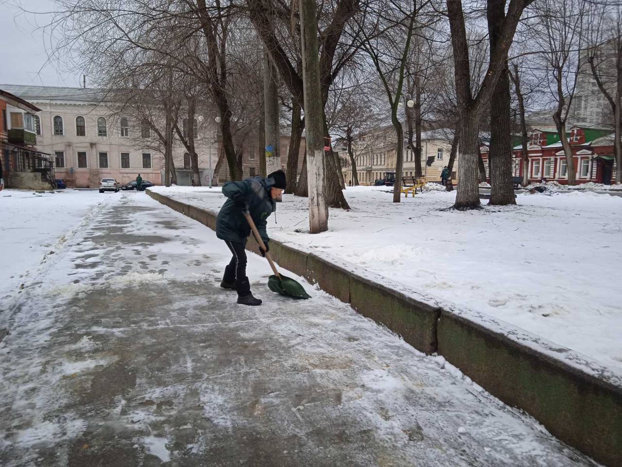 В Харькове убирают снег