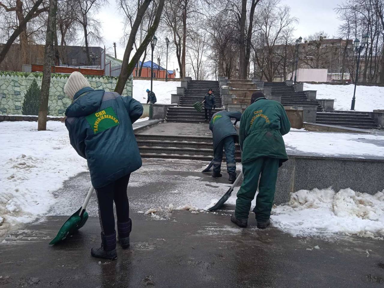 У Харкові прибирають сніг: працюють понад 2000 осіб (фото)
