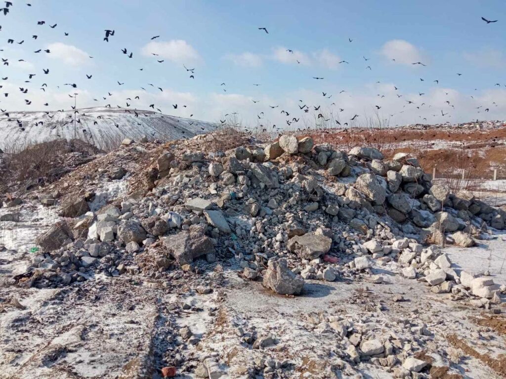 Горы из бетона: в мэрии показали «кладбище» обломков домов харьковчан (фото)