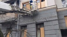 Закрывают окна. В Харькове ремонтируют дома, пострадавшие от обстрела