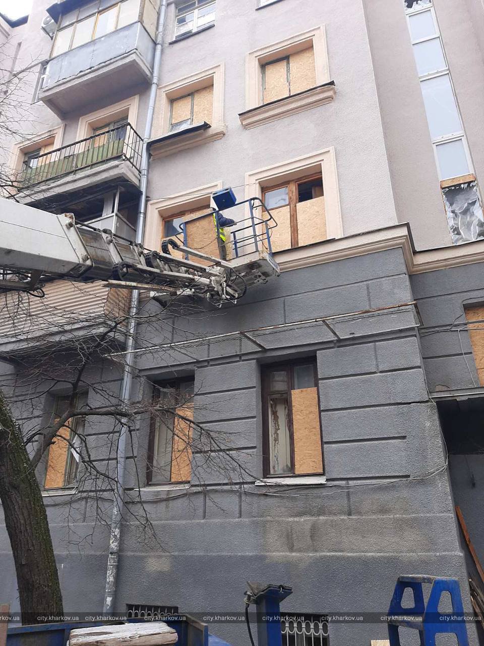 Закрывают окна. В Харькове ремонтируют дома, пострадавшие от обстрела