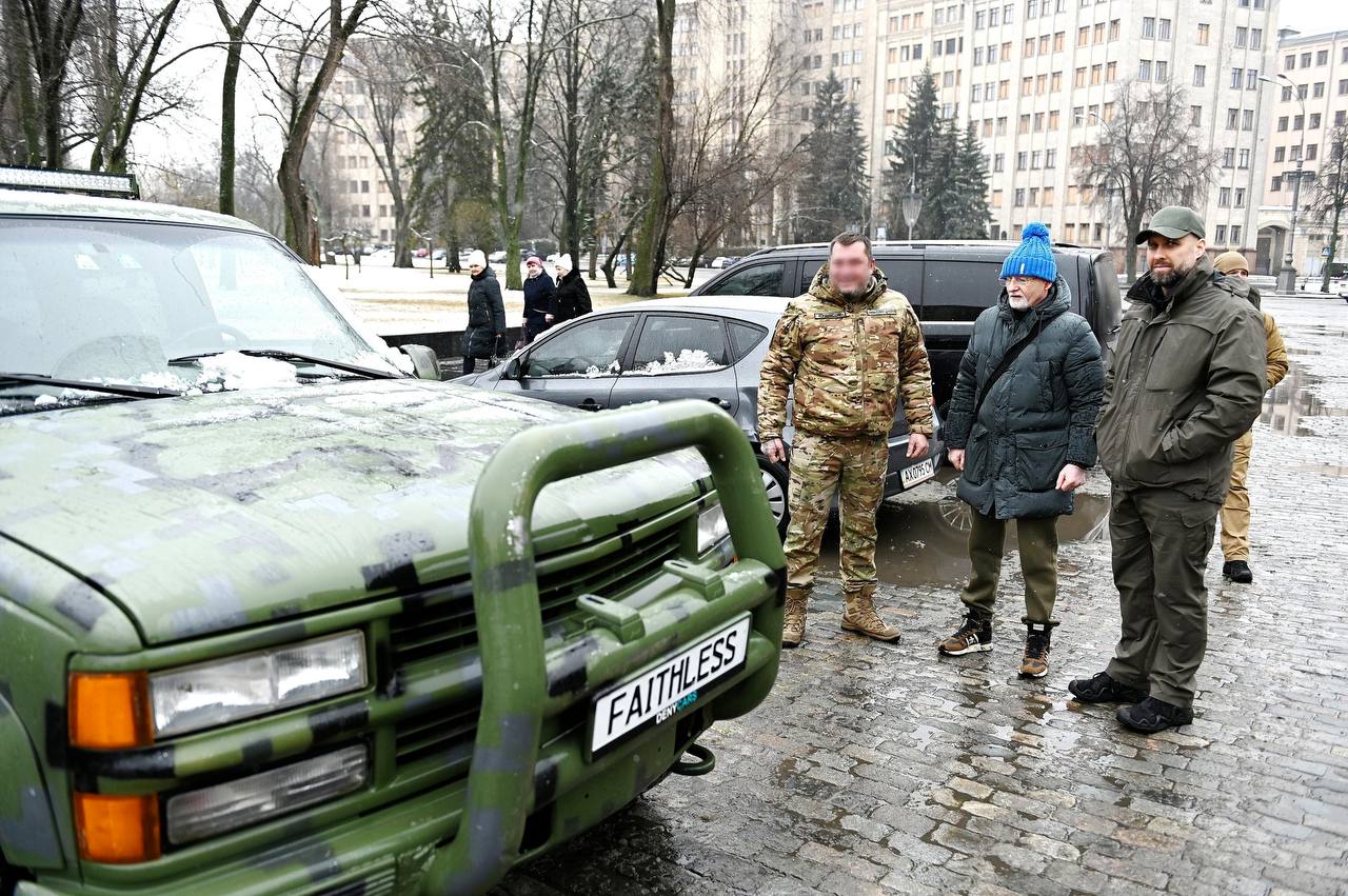 5 автівок передали воїнам ЗСУ Синєгубов і благодійники