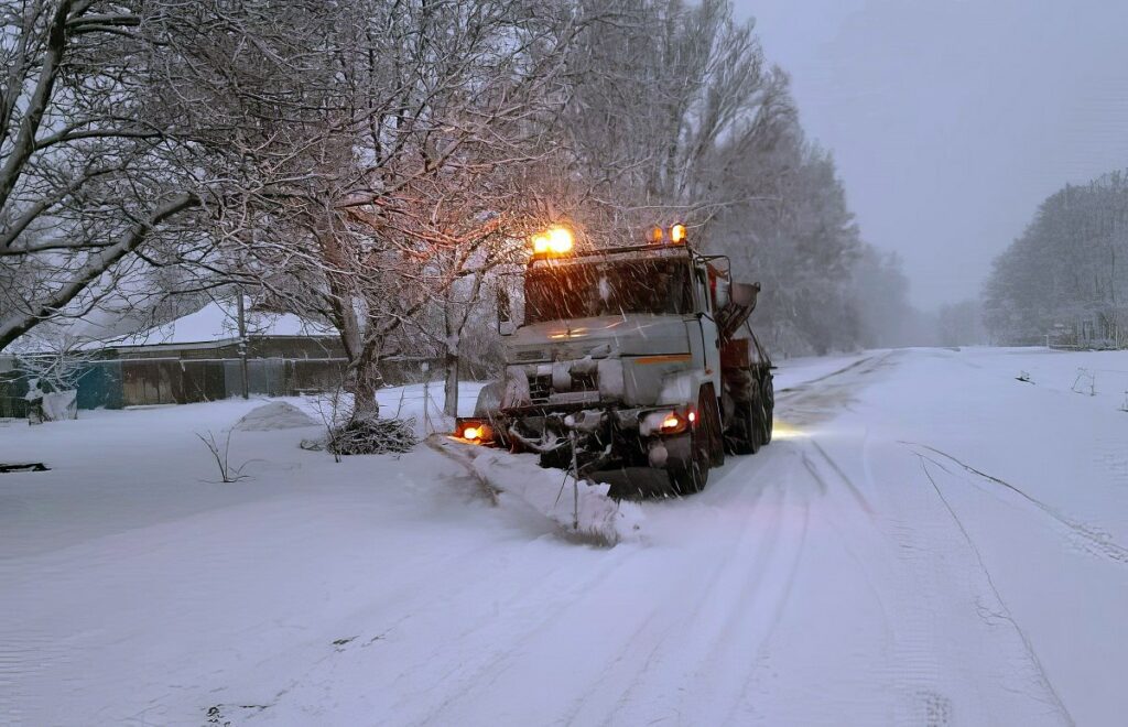 В Харьковской области использовали почти 1,5 тысячи м3 смеси против снега