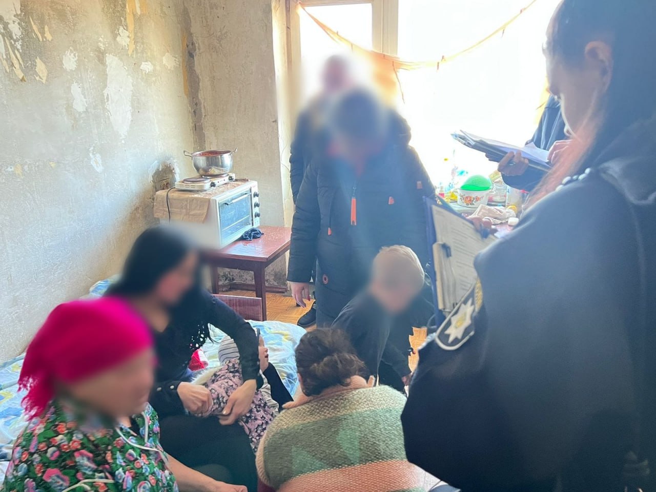 У селі під Харковом поліція забрала трьох дітей у батьків-пияків