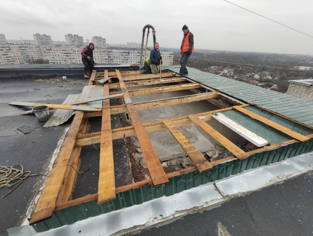 Комунальники розповіли, як обстежують розбиті обстрілами будинки в Харкові