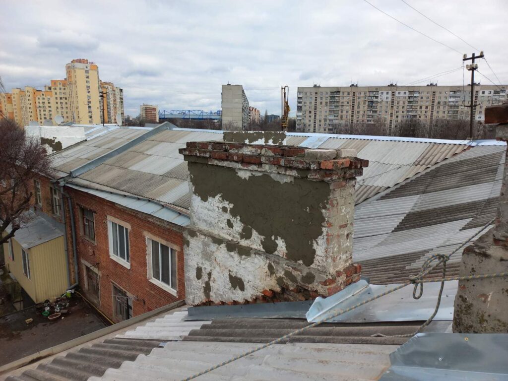 На будинку в Харкові після обстрілів відновили 1100 кв. метрів покрівлі (фото)