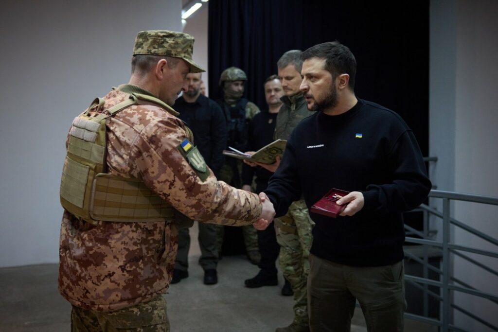 Зеленский поблагодарил защитников Харьковщины и вручил им ордена (видео)