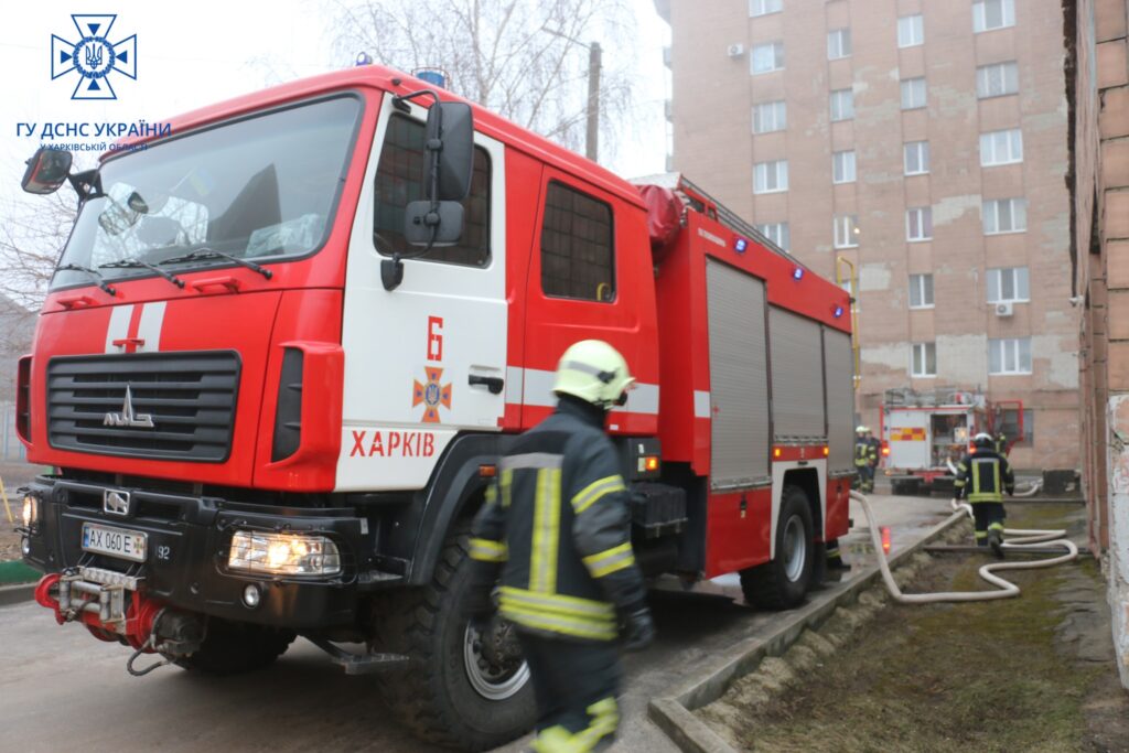 У Харкові бійці ДСНС врятували з палаючої дев’ятиповерхівки десятьох людей